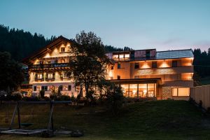 Fassade Daemmerung Naturhotel Chesa Valisa Kleinwalsertal 3 S